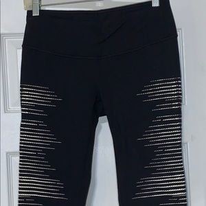 Athleta Cropped Capri Pants Medium Black White GUC